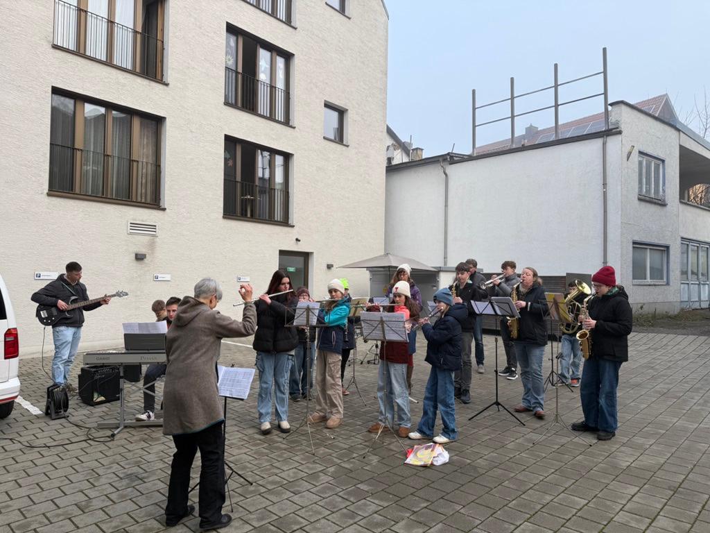 25 12 Weihnacht am Altersheim